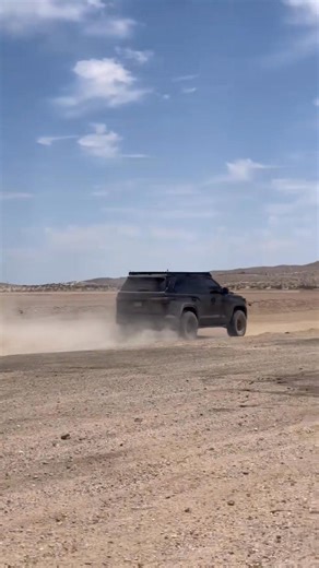 LC300, LX600 нь агшиж жижигрээд одоогоор байгаа Toyota-ийн хамгийн тав тухтай, хурд хүчтэй SUV бол 3-р үеийн Sequoia. #Sequoia гэдэг нь Хойд Америкт ургадаг аварга мод-ны нэр бөгөөд Дэлхийн хамгийн том, хамгийн өндөр, хамгийн урт настай моддын нэг. Мянга гаруй жил амьдардаг, асар бат бөх, тогтвортой гэдгээрээ алдартай. Энэ ч утгаар Toyota бартаа саад, хүнд нөхцөлд тогтвортой, найдвартай, урт хугацаанд ашиглагдахыг билэгдэж энэ нэрийг өөрийн full-size SUV-д оноосон. #Dobinsons брэнд нь Sequoia-н 