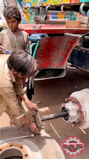 Professional Truck Wheel Axle Repair & Installation 🔧 #mechanic #engine #shorts #viral #fyp #axel