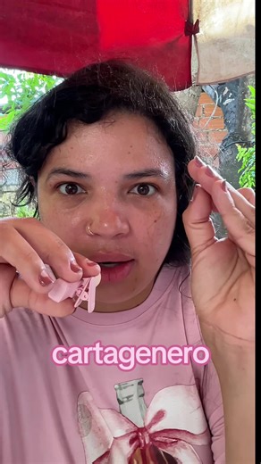 Lo peor de Cartagena no es el calor, ni los mosquitos, ni que todo cueste el triple. Lo peor de Cartagena somos nosotros mismos. Hace unos días una pareja de turistas mexicanos terminó pagando 1.800.000 pesos en un paseo en lancha que debía costar 80.000. ¿Cómo? Con amenazas, con presión, con un datáfono en altamar. Una experiencia que debería ser un recuerdo mágico se convirtió en un secuestro exprés. Y ese es solo un ejemplo. Aquí las motos y carros se saltan las normas como si fueran opcional