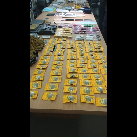 Geraldo Carvalho A Voz do Povo on Instagram: "Plantão "A VOZ DO POVO" INFORMA: Policia Civil de Itapetininga atravês da DISE e DIG, faz Operação Trio Eletrico na cidade de Cerquilho. Com o apoio de 60 policiais e da CGM de Cerquilho. Foram aprendedidas, armas, drogas, drones, maconhas embaladas, pinos de cocaina. dinheiros, etc... Seriam comercializadas no período do carnaval. Capturadas 8 pessoas, homens e mulheres, sendo 7 presas que passarão pela audiencia de custódio no Forum. Operação reali