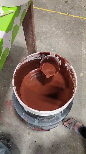 Pouring Glaze Techniques for Halloween Spider Mug Decoration