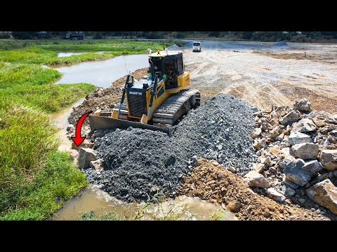 Projiect Landfill Delete Pit Garbage Connect Wall by SHANTUI DH17 C3 Pour Stone & dump truck