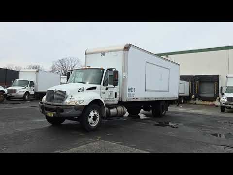Lot 86 - 2005 International 4400 24ft Box Truck