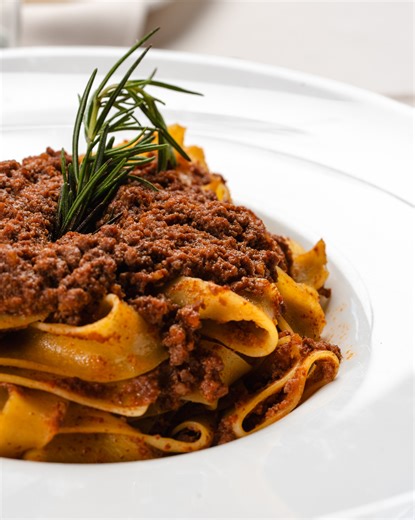 🍝 Dalla nostra cucina direttamente al tuo piatto: ogni ricetta nasce dalla passione, dalla tradizione e da ingredienti selezionati con cura. Un viaggio tra sapori autentici, pasta fatta a mano e gesti che si tramandano di generazione in generazione. 📍 Vieni a scoprire i nostri primi piatti della tradizione Emiliana e lasciati conquistare dai sapori di casa. #pastaartigianale #pastafattaamano #primiitaliani #tradizioneemiliana #osteria #saporidicasa #cucinatradizionale primi piatti emiliani - p