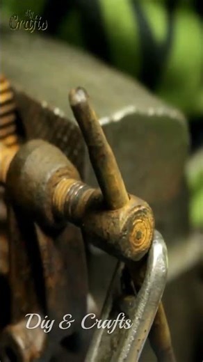 1970s Rusty Jewelry Vise Restoration 1