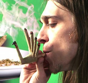 Tony Greenhand is a professional joint roller, a master weed artist who’s sculpted everything from sea creatures to Sonic The Hedgehog out of bud and papers. We’ve asked him to teach you how to roll a turkey joint, a five-feathered whopper of a J for Christmas. | VICE