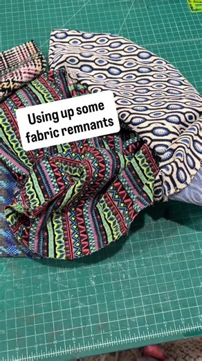 On a fabric scrap kick!✂️ Love making my own ‘fabric’ from random remnants laying around. This 1-of-1 bag you can find linked in my bio or www.SalvagedAura.com 💫✨ . . . #fabricremnants #slowfashion #sustainablefashion | Kelly Dempsey