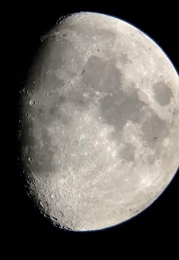 New Year's Day Time Lapse of the Waxing Gibbous Moon