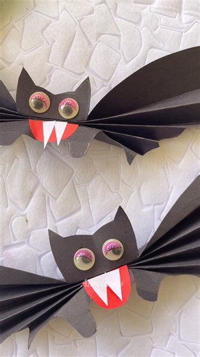 Halloween Paper Bats 🖤 . . #Halloween #halloween2025 #halloweendecor #halloweenparty | Aureliarts