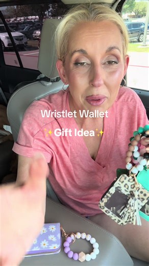 Beaded wristlet keychain wallets that are cute, but make them useful by giving a gift card along with. Great for teachers, gift exchange, teens & tweens. #wristletkeychain #wristletwallet #giftideas #tiktokshopcreatorpicks #tiktokshopblackfriday