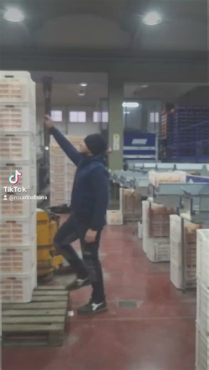 Efficient Warehouse Stacking Techniques with Crates