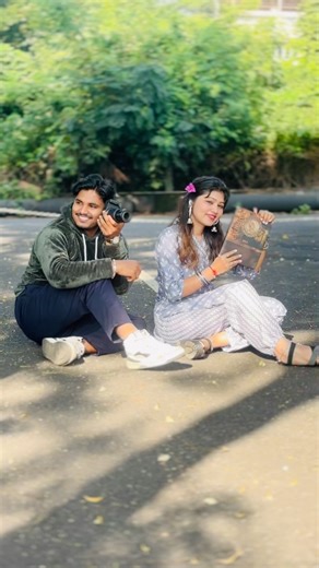 Perfect Click_23 on Instagram: "Tag your book lover 💌 save this reel to try poses with your book 📕 ✨ - Easy poses for girls 🥰📸#poses #reelsvideo #canonphotography #trendingreels #lifestyle #viralreels #posesforpictures #easypose #trending #naturephotography #fashionable #fashionphotography #fashiongram #model #modeling #modelphotoshoot #books #bookphotography #indianphotographers #outdoors #outdoorphotography #travelphotography #followforfollowback #likeforfollow #navimumbai"