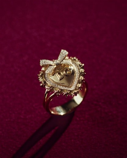 Forged with the cire perdue technique, the #DolceGabbana Sacred Heart from the Devotion Fine Jewelry Collection, comes to life with a wealth of minute and refined details, born from an artisanal process that highlights the tridimensionality and depth of the decorations. The silhouette, enveloped in flaming rays and delicate carvings, framed by romantic bows is a perfect tribute to the ex-voto, for centuries considered a symbol of gratitude and devotion. Discover more at https://bit.ly/DGFineJewe