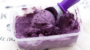 Làm KEM với 2 NGUYÊN LIỆU CƠ BẢN, KHÔNG CẦN MÁY LÀM KEM, KHÔNG CẦN MÁY ĐÁNH TRỨNG Công thức làm kem mới đã được điều chỉnh so với công thức cũ cách đây 5 năm: NHANH hơn, DỄ hơn và NGON hơn: Buổi sáng bỏ tất cả vào máy, đánh bông lên, bỏ tủ đá. Chiều về có kem măm măm ;) Các loại kem đắt tiền mình không đề cập tới nhưng so với kem bán trong siêu thị chẳng hạn thì kem tự làm chất lượng hơn nhiều, thơm ngon hơn và yên tâm là KHÔNG PHỤ GIA, KHÔNG CHẤT BẢO QUẢN. Bên cạnh công thức cơ bản thì video có