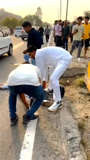 ❤️𝙋𝙍𝘼𝙑𝙀𝙀𝙉 𝙎𝘼𝙄𝙉𝙄💗 on Instagram: "CoLLabViews_272907iavE 日本利用压电瓷砖将脚步转化为电能。这些瓷砖捕捉来自你脚步的动能。当你行走时，你的重量和动作会对瓷砖产生压力。瓷砖会轻微弯曲，从而产生机械应力。瓷砖内部的压电材料将这种应力转化为电能。每一步都会产生少量电荷，而数百万步结合在一起就能产生足够的电力来驱动LED灯、数字显示屏和传感器。在像涩谷车站这样繁忙的地方，每天约有240万个脚步为这一系统作出贡献。这些电能可以被储存或立即使用，从而减少对传统电力来源的依赖，并支持可持续的城市基础设施。这种方法将日常运动转化为实用的可再生能源。#日本 #知识 #事实 #你知道吗 #推荐 科技 创新 历史 技术 实验 热门"