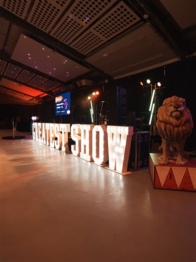 We LOVE when a company commits to a theme ✨ Because a blank space? That’s just the beginning. This Greatest Showman-inspired event was all about going BIG — bold décor, unforgettable performers, and non-stop entertainment from the moment guests walked in 🎪🔥 Think: ✨ Show-stopping performers ✨ Aerial hoop dancers ✨ Singing waiters ✨ A live band upbeat DJ ✨ Virtual reality arcade games ✨ Sparkling photobooths ✨ Circus props ✨ Life-size lions ✨ Immersive production that brought the whole space to