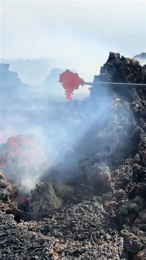 𝐊𝐚𝐫𝐰𝐚𝐧 𝐘 𝐒𝐚𝐥𝐢𝐡 on Instagram: "Collecting a sample from an active lava bowl is one of the most valuable yet challenging operations in volcanology 🌋🔥 Fresh lava holds critical data about magma chemistry, crystallization processes, oxidation state, and volatile gas content — all of which help scientists understand eruption dynamics and monitor volcanic activity. Field teams equipped with 
