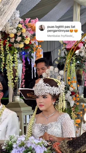 Leni Susanti || Mua Palembang on Instagram: "POV dari kamera admin @mimiwedding__ Nihhhh tetap manisss yahhh ❤️‍🔥❤️‍🔥❤️‍🔥 Attire @rickyidm Hairdo @aoo_make_up Henna @lala_zahenna Eo @kiyamuraweddingorganizer #mua #makeupartist #muapalembanghits #lensmakeup_plg #muapalembang #makeuppalembang #muakayuagung #muaoki #sungaimenang"