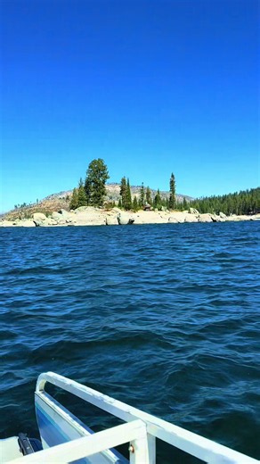 Nothing but blue skies, good vibes, and family time on Shaver Lake 💙🚤🌲 The kind of day you wish you could replay forever. #ShaverLake #ShaverLakeCalifornia #CaliforniaLakes #BoatDay #LakeLife