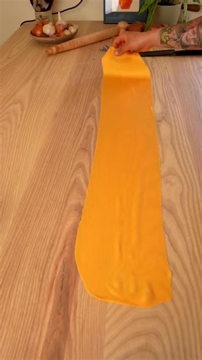 Herb laminated Pasta🌿🍝- how do you like it 🍝❓ It’s so simple, tell the pasta dough to setting 6 on your pasta machine, place the herbs on one half then cover it with another. Flatten with rolling pin, then pass it trough~ | mateo.zielonka