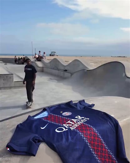 La playera del PSG dio una vuelta por Venice Beach presumiendo su nueva estrella de campeón de Europa 🏝️🤩. El PSG debuta hoy en el Mundial de Clubes en el Rose Bowl de Pasadena 🏟️. 🎥: PSG - Paris Saint-Germain | ESPN Deportes