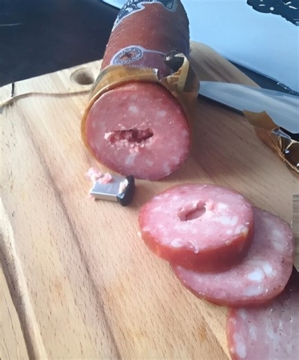 J’ai découvert une clé USB cachée à l’intérieur d’une simple saucisse. Au début, j’ai cru à un accident, mais en explorant son contenu, j’ai compris qu’elle renfermait des secrets inattendus. La veille, j’avais acheté cette saucisse au supermarché, rien de particulier. En préparant le petit-déjeuner le lendemain, j’ai senti quelque chose de dur au centre. En coupant plus profondément, j’ai trouvé une clé USB ordinaire. Par curiosité, je l’ai branchée à mon ordinateur. Elle contenait un seul doss