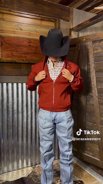 Stay warm with our NEW Ariat softshell jackets 🔥 🌵 Shop online at Larazawestern.com 🌵 Shop in stores: 🤠La Raza Western Wear🤠 📍2835 Broadway St. Houston, Tx 77017 📍2054 Wirt Rd. Houston, Tx 77055 ☎️ (713) 928-7174 #larazawesternwear #laraza #westernwear #cowboy #Ariat #outerwear #jacket #winter #November #fall #thanksgiving
