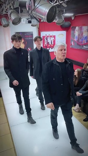 🌟 ¡Aprende a brillar en la pasarela! 🌟 En nuestras clases en Milano Models, nuestros talentosos alumnos y alumnas no solo modelan, sino que también aprenden las técnicas necesarias para destacar en el mundo del modelaje. Cada paso cuenta, y estamos aquí para guiarlos en su camino hacia el éxito. ¡Mira cómo despliegan su talento y dedicación mientras se preparan para ser estrellas de la pasarela! ✨ ¿Quieres ser parte de esta experiencia? ¡Inscríbete en nuestra academia y descubre todo lo que pu