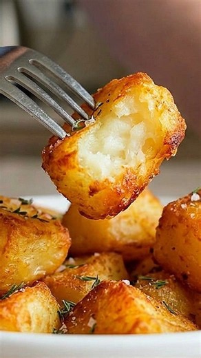 Warum habe ich Kartoffeln nicht schon früher so gebacken? Das knusprigste Rezept!