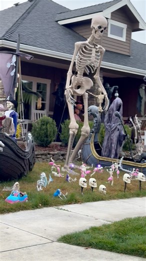 👻💀🎃 HALLOWEEN DECORATIONS IN SOUTHERN OREGON!! Here’s where you can find the best Halloween Decorations in Southern Oregon! Add in your address and photos so everyone knows where to find you. You guys are amazing! Thanks to everyone who has added their decorations to my map!! 🧡🖤 I know there are still so many other fantastic displays out there. Can you help me find them so everyone can take their families to enjoy the Halloween Fun?! See the map & ADD YOUR HOME on my website. Link in bio. A