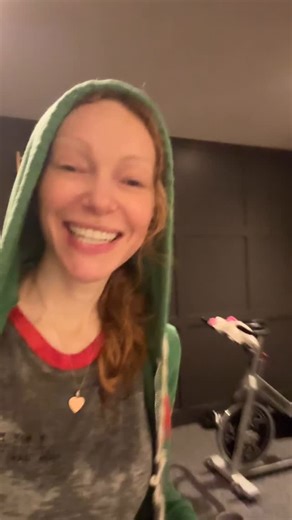 Laura Prepon on Instagram: "Fitting in a workout when I can! What are your tips for doing the juggle?‍♀️"