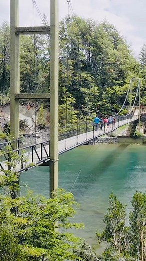 PARQUE NACIONAL LOS ALERCES Uno de los parques más hermosos de Argentina y una invitación a experimentar la naturaleza en su máxima expresión. Desde una mirada 360, sus bosques, lagos y ríos dejan deslumbrados a sus visitantes. Cada 6 de noviembre celebramos el Día de los Parques Nacionales y la posibilidad de disfrutar de estos sitios únicos. Cuidar nuestros parques es cuidar nuestra historia y nuestro futuro. 💚 🍃 Parque Nacional Los Alerces 🌎 Patrimonio UNESCO #DiaDeLosParquesNacionales #Es