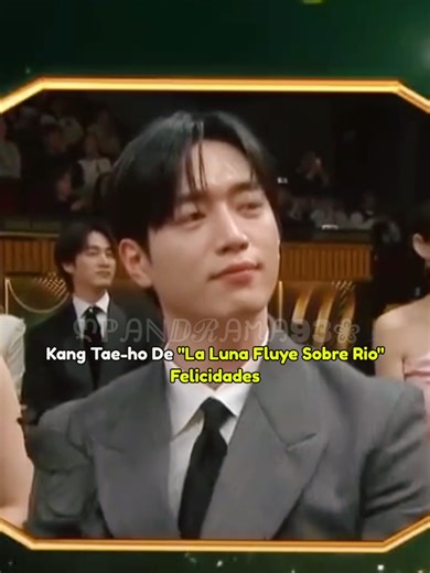 La reacción de Seo Kang-joon al escuchar que Kang Tae-oh ganó el premio a Mejor Actor por la miniserie Moon River 👀🏆 No sé ustedes… ¿fue alegría o un poquito de sorpresa? 😳 Lo interesante es que eran rivales en la misma categoría, pero también pertenecen a la misma agencia y se conocen desde hace años y él hasta lo abrazó.Un momento que dejó muchas preguntas y miradas para analizar 👀✨ . . #kangtaeoh #seokangjoon #actorescoreanos #kdrama #mbcawards2025 @75taeoh