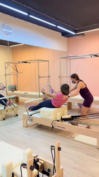 Private training one-on-one with our cute instructor.🫧🎀 #pilates #pilatesworkout #pilateslovers #pilatesinstructor
