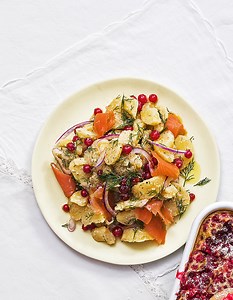 Salade de pommes de terre, truite fumée, oignon rouge et groseilles pour 6 personnes - Recettes - Elle à Table