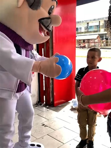 ¡5 años caminando juntos! 💜💊 No tenemos palabras para agradecerles por acompañarnos en esta celebración tan especial. Ver sus sonrisas en la bailoterapia, la ilusión de los más pequeños con las pintacaritas y compartir ese pedacito de pastel con ustedes, nos recordó por qué hacemos lo que hacemos. 🍰✨ Ustedes son el corazón de Farmax. Gracias por confiar en nosotros para cuidar de su salud y la de su familia. ¡Vamos por muchísimos años más a su lado! 🥂🎉 Bailoterapia: @daya_dance_2016 Stand: 