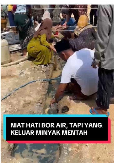 Warga di Bangkalan baru baru ini tengah dihebohkan karena diberikan keberkahan, niat hati mengebor tanah untuk mencari air tapi yg keluar justru minyak mentah, jadinya banyak warga berbondong2 untuk mengambil minyak mentah gratis. #fyp #viral #bangkalan #minyakmentah #madura