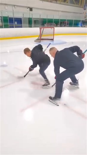 🏒Which defensive face-off technique do you use? All offer their own benefits and drawbacks, depending on who you’re facing and what side of rink you’re on💥 Let us know in the comments below what you use 👇 #atomichockey #CCM #ccmhockey #hockeyshot #hockeyshop #hockey #icehockey #powerskating #powerskatingcoach #powerskatingsdrills #deke #dangle #stickhandling #stickhandlingdrills #hockeydrills #hockeyskills #hockeytraining #hockeyskillstraining #skillsdevelopment #skillscoach #skillsclinic #ho