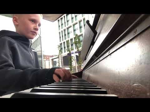 Amazing young street pianist Harrison plays piano Dance Mix in Liverpool One shopping centre