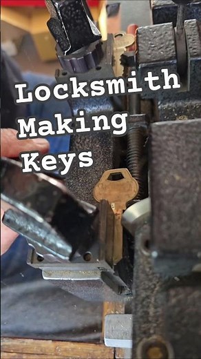locksmith making keys