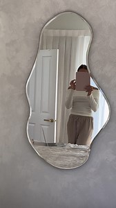 Sylvia | Career advice for corporate go-getters on Instagram: "You already know networking is super important, but when you bump into your co-workers around the office, especially your VPs you feel overwhelmed at making a good impression and end up not knowing what to say Trust me, I get, when I started corporate, my networking skills were not it 😭 because I left it to the other person to lead the conversation, especially when they were more senior Here’s the thing, the SECRET to mastering netw