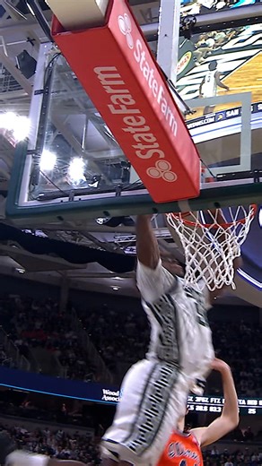Michigan States' Jeremy Fears finds Coen Carr for High-Flying Alley-Oop Slam vs. Illinois