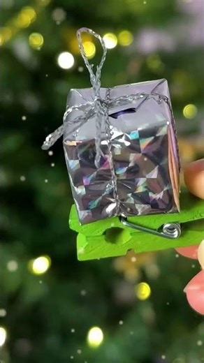 Easy Christmas crafts using old clothes pegs 🎄🧷🤩 #christmascrafts #reuse