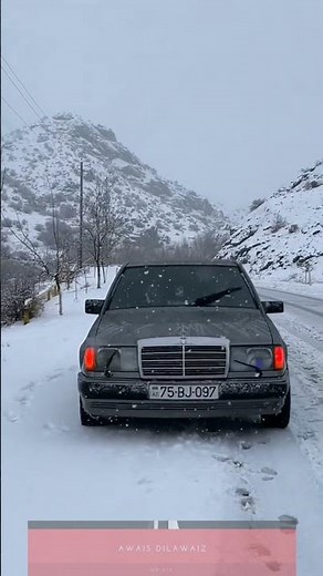 Snow Drive: Mercedes-Benz W124 4MATIC in Action | Winter Elegance