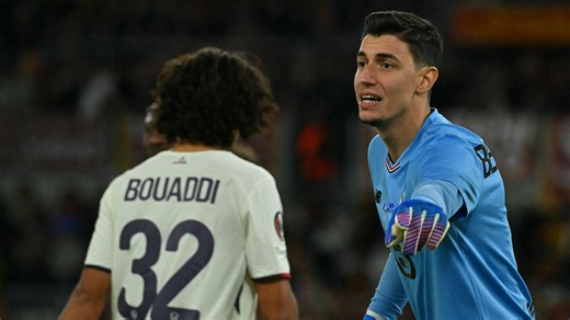 Séquence légendaire : le gardien du LOSC Berke Özer arrête 3 penaltys consécutifs face à la Roma - RTBF Actus