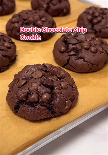 Double Chocolate Chip Cookie | Thick and No-Chill Cookie #Recipe ⤵️ Ingredients ✔️Wet Mixture 1/2 cup unsalted butter (115g) 1/2 cup brown sugar (100g) 1/2 cup white sugar (100g) 1 whole large egg (60g) 1 tsp vanilla extract (5ml) ✔️Dry Mixture 1 & 3/4 cups all purpose flour (240g) 1/4 cup unsweetend cocoa powder(25g) 1 tsp baking powder (5g) 1 tsp baking soda (5g) 1/2 tsp salt (3g) 1 cup chocolate chips (170g-200g) *Recipe yield: 9 pcs., 90grams each #cookies #chocolate #chocolatechip #baking #