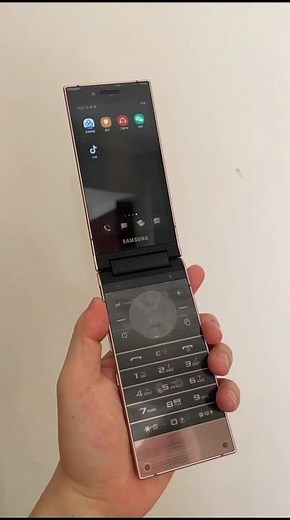 Samsung W2019 Review – Luxury Flip Phone with Dual Screens!