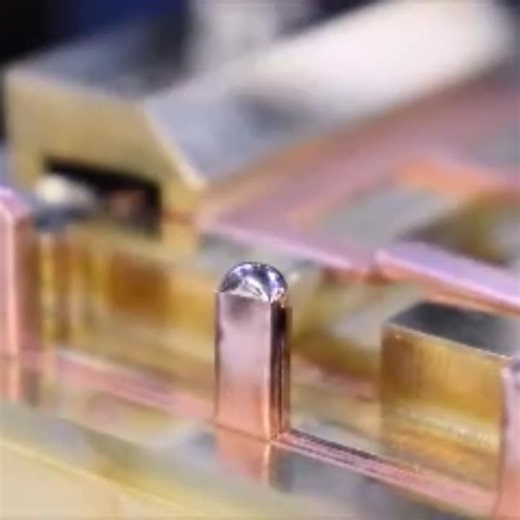 拝み形状に配置した銅バスバーをパルスTIGで溶接しています✨ パルスTIG溶接電源やヘッド、品質管理に使うウエルドチェッカー、そして位置決めステージなどの自動化技術を一体化させました👀👀👀 お客さまの仕様に合わせたシステムアップを、ワンストップでご提供いたします。 詳しくはこちらから💁 https://www.awt.amada.co.jp/ja/products/awt/systems/pulsed_tig_welding_systems/ #バスバー #モーター #インバーター #銅端子 #TIG溶接ソリューション #アマダ #アマダウエルドテック #busbar #motor #inverter #tigwelding #amada #amadaweldtech #tigweldingsolution | 株式会社アマダ