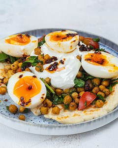 Rupy from The Doctor's Kitchen’s Quick Flatbreads with Masala Spiced Chickpeas. Made with deliciously thick Arla Skyr yogurt. The most tastiest meal to have at any time of day. The crispy chickpeas work so beautifully. An incredible dish. Full recipe: https://www.mobkitchen.co.uk/recipes/quick-flatbreads-with-masala-chickpeas & Tune by Bakar. #MOBKitchen #GuestMOB #Arla #SkyrYogurt #DoctorsKitchen #AD | Mob