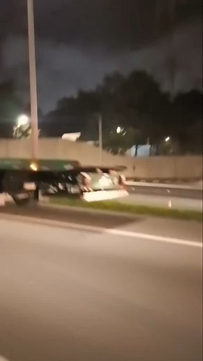CARRO PEGA FOGO APÓS ATINGIR MOTO E ARRASTAR VEÍCULO POR QUILÔMETROS NA ANCHIETA; MOTORISTA É PRESO POR EMBRIAGUEZ Um homem de 37 anos foi preso na noite desta quarta-feira (30) em São Bernardo do Campo após provocar um acidente grave e arrastar uma motocicleta por vários quilômetros na Rodovia Anchieta. O carro conduzido por ele, uma Fiat Toro, acabou pegando fogo após a colisão. O caso foi registrado como embriaguez ao volante, fuga do local de acidente e lesão corporal culposa. Segundo a Secr